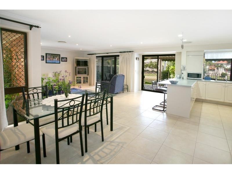 40 Drayton Terrace, Mermaid Waters QLD 4218