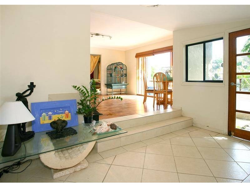 1 Carmel Court, Broadbeach Waters QLD 4218