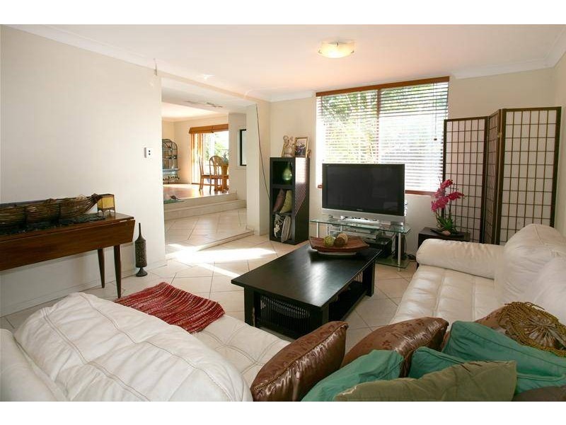 1 Carmel Court, Broadbeach Waters QLD 4218