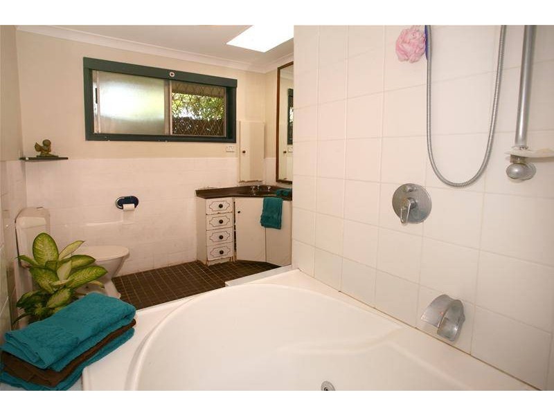 1 Carmel Court, Broadbeach Waters QLD 4218