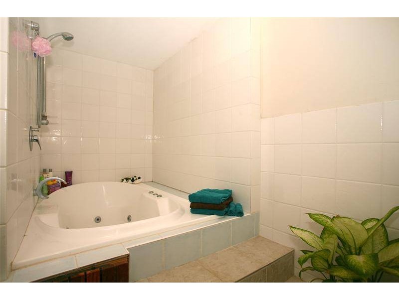 1 Carmel Court, Broadbeach Waters QLD 4218