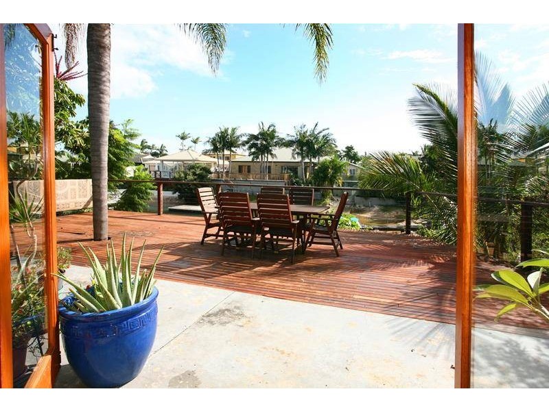 1 Carmel Court, Broadbeach Waters QLD 4218