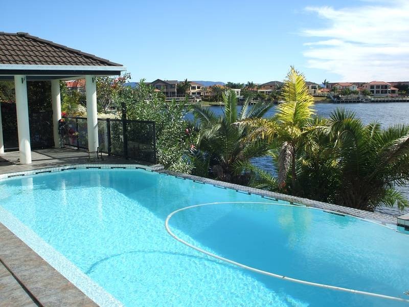 38 Bollard Cct, Clear Island Waters QLD 4226