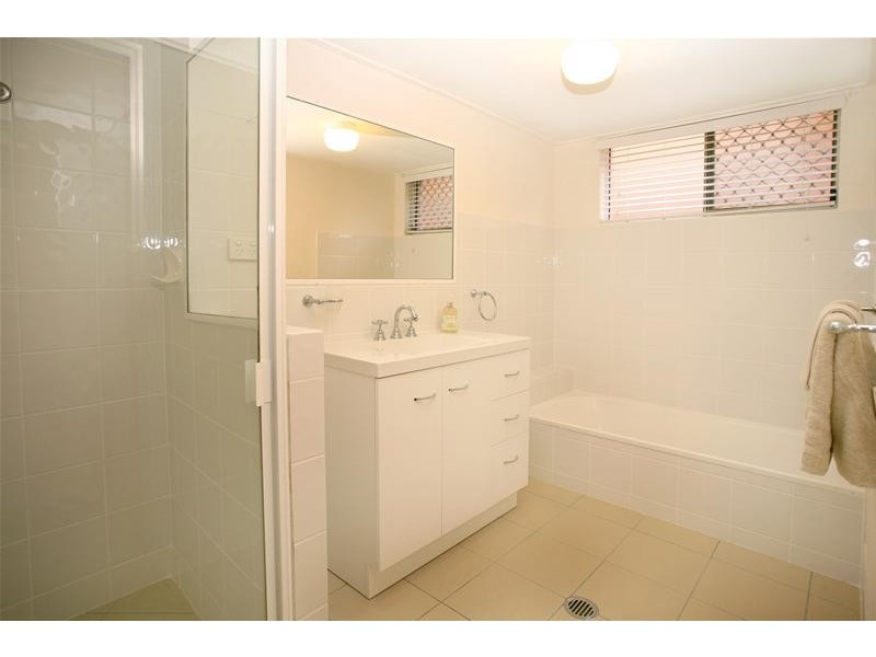 1/22 Dunlop Circuit, Mermaid Waters QLD 4218