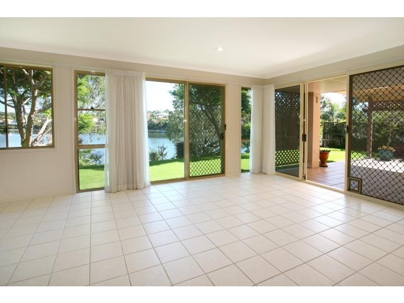 8 Mornington Terrace, Robina QLD 4226