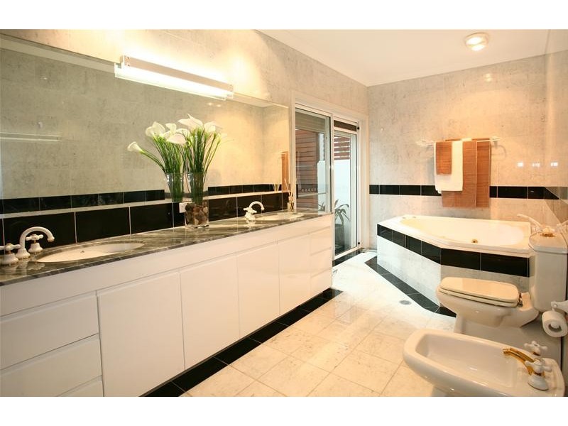 18 Tortuga Place, Clear Island Waters QLD 4226