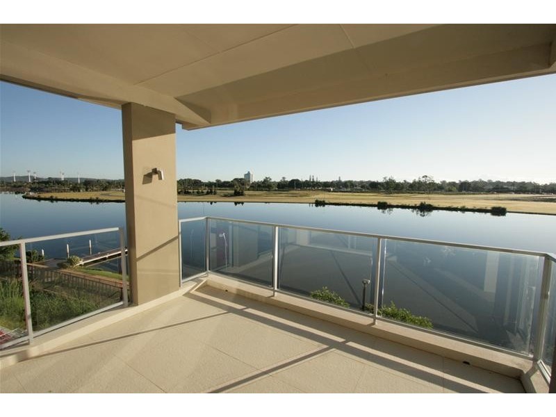 2/5055 Emerald Island Drive, Carrara QLD 4211