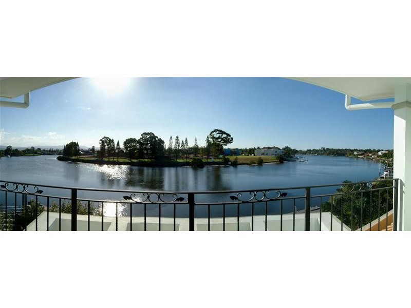 9 Ipsley Drive, Broadbeach Waters QLD 4218