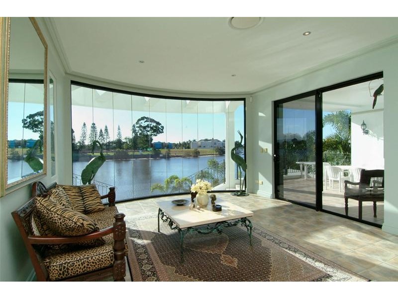 9 Ipsley Drive, Broadbeach Waters QLD 4218