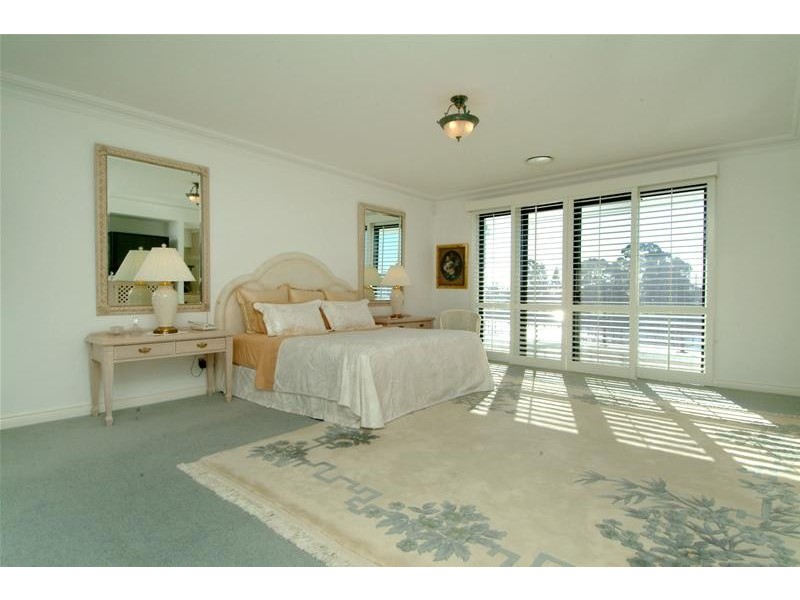 9 Ipsley Drive, Broadbeach Waters QLD 4218