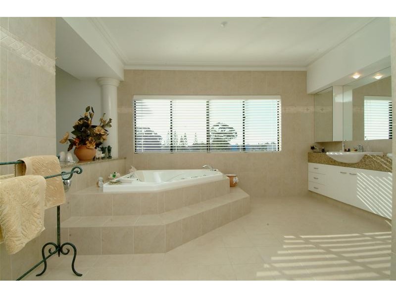 9 Ipsley Drive, Broadbeach Waters QLD 4218
