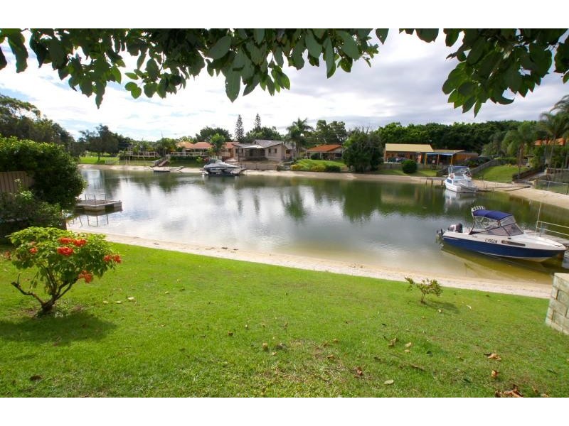 5 Andrew Avenue, Broadbeach Waters QLD 4218