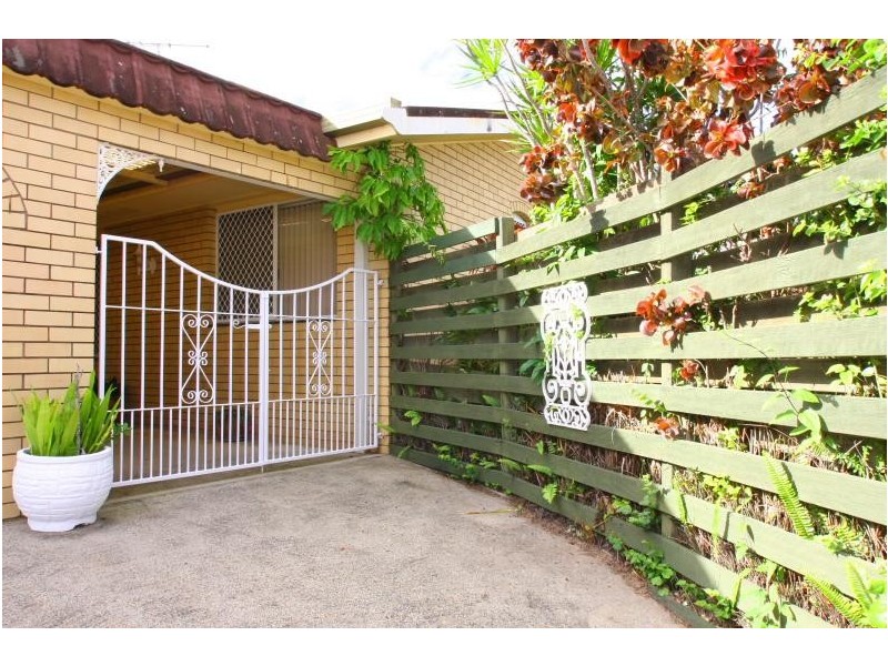 5 Andrew Avenue, Broadbeach Waters QLD 4218