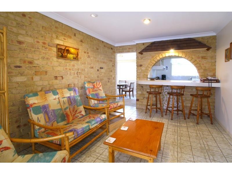 5 Andrew Avenue, Broadbeach Waters QLD 4218