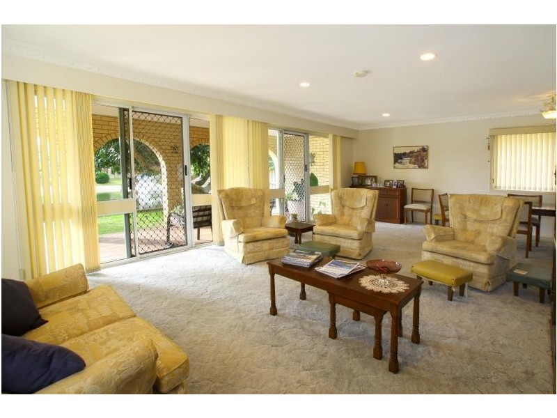 5 Andrew Avenue, Broadbeach Waters QLD 4218