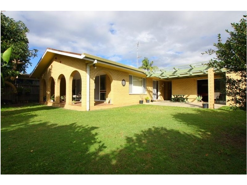 5 Andrew Avenue, Broadbeach Waters QLD 4218