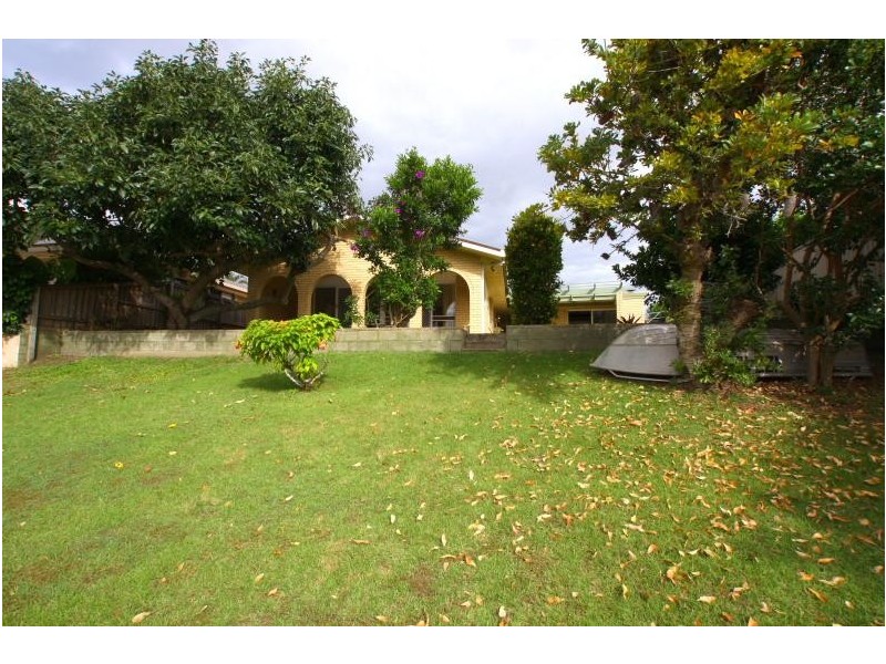 5 Andrew Avenue, Broadbeach Waters QLD 4218