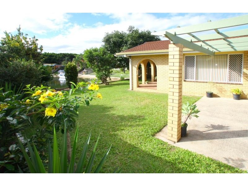 5 Andrew Avenue, Broadbeach Waters QLD 4218