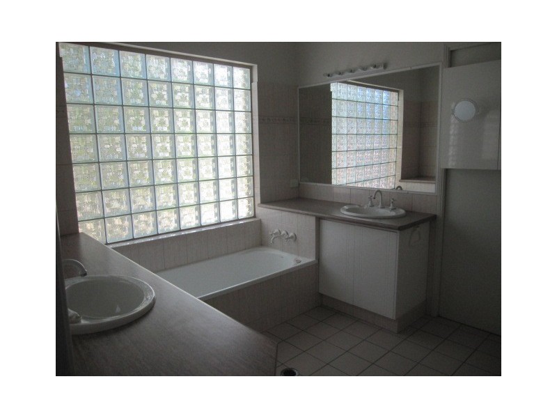 37 Clipper Bvd, Clear Island Waters QLD 4226