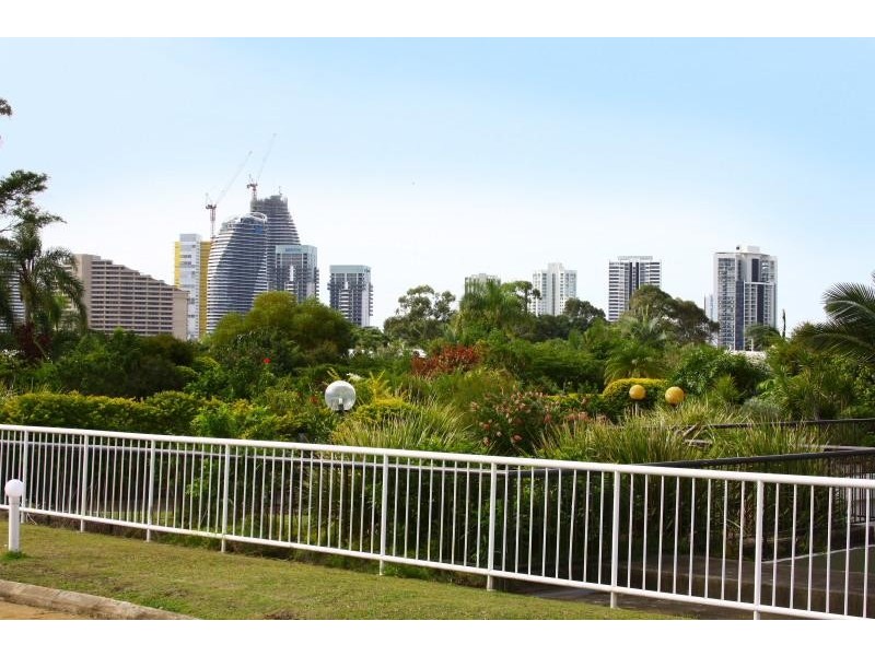 4/56 Hooker Boulevard, Mermaid Waters QLD 4218