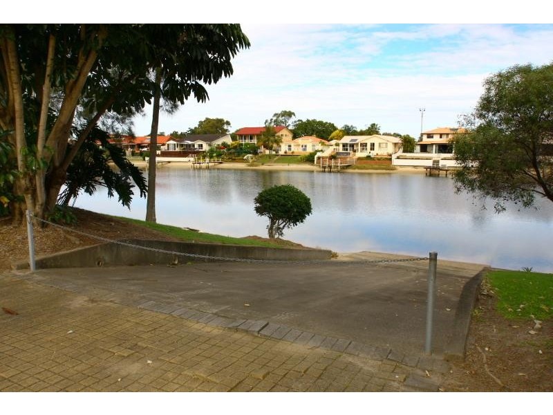 4/56 Hooker Boulevard, Mermaid Waters QLD 4218