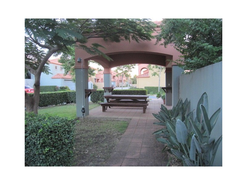 9/20 Fairway Drive, Clear Island Waters QLD 4226