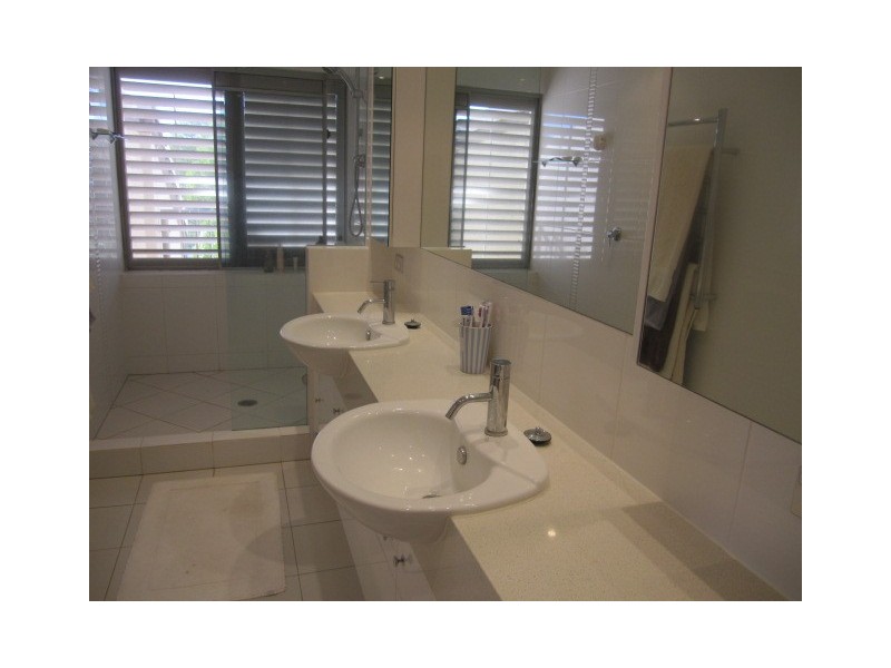5/125 Santa Cruz Bvd, Clear Island Waters QLD 4226