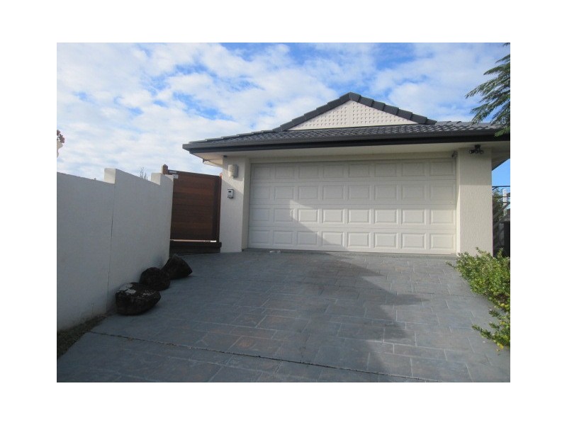 16 Sant Cruz Bvd, Clear Island Waters QLD 4226