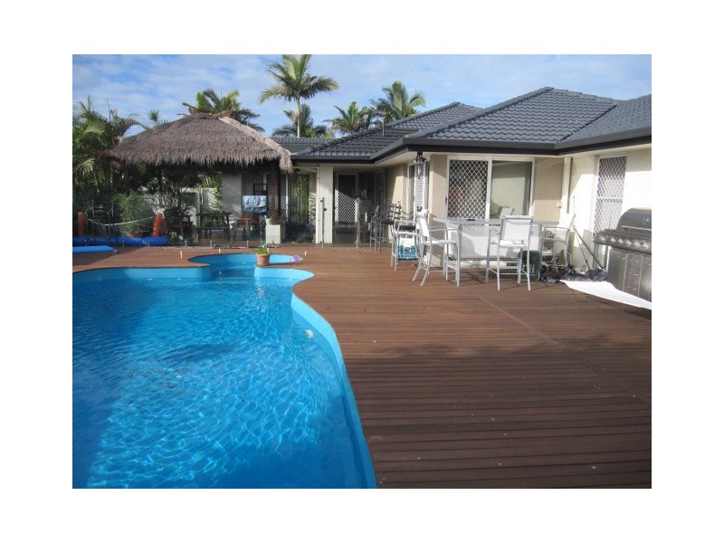 16 Sant Cruz Bvd, Clear Island Waters QLD 4226