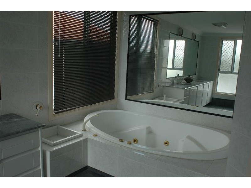 1 Cutwater Close, Clear Island Waters QLD 4226