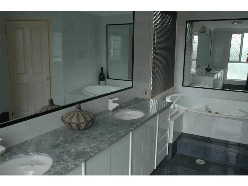 1 Cutwater Close, Clear Island Waters QLD 4226