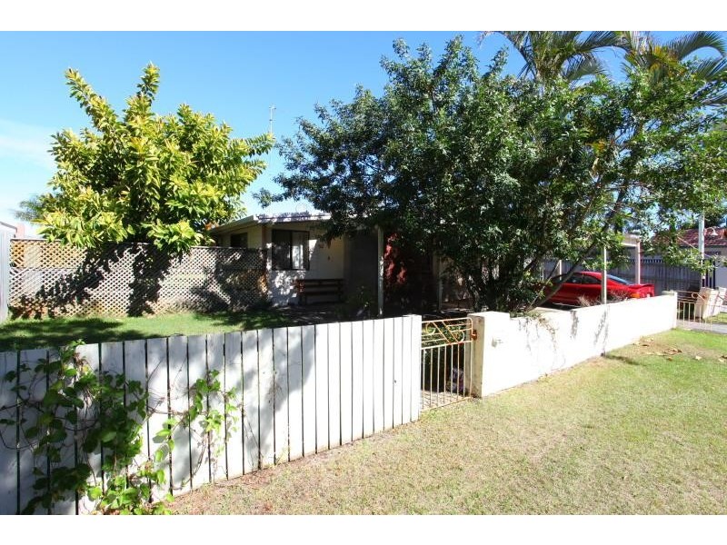 50 Poinciana Boulevard, Broadbeach Waters QLD 4218