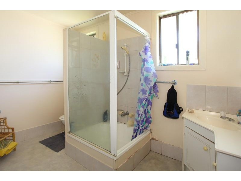 50 Poinciana Boulevard, Broadbeach Waters QLD 4218