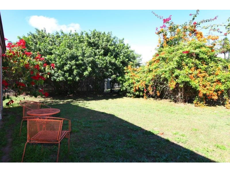 50 Poinciana Boulevard, Broadbeach Waters QLD 4218