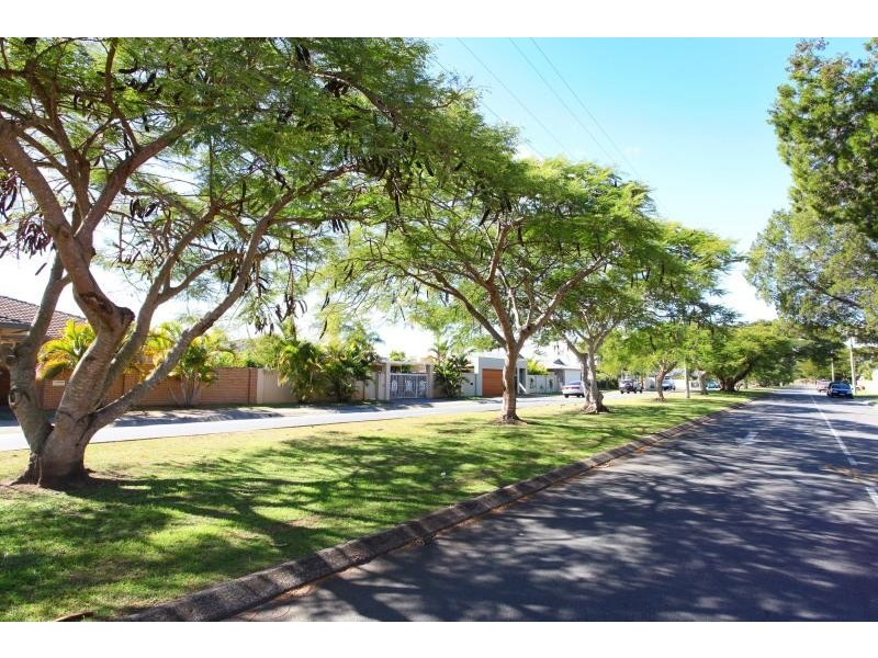 50 Poinciana Boulevard, Broadbeach Waters QLD 4218