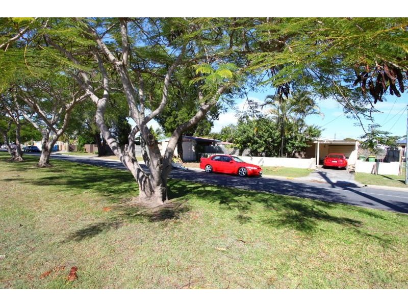 50 Poinciana Boulevard, Broadbeach Waters QLD 4218