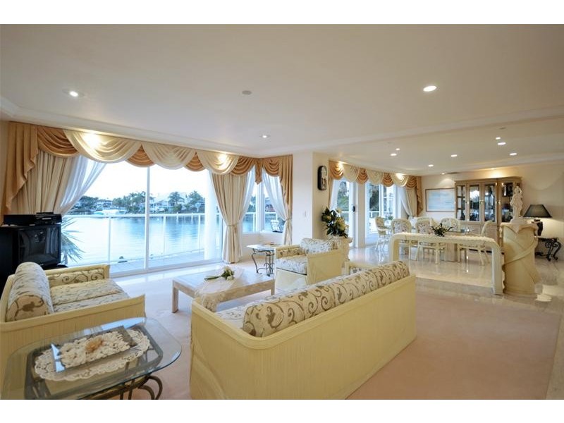 15 Karabella Court, Mermaid Waters QLD 4218