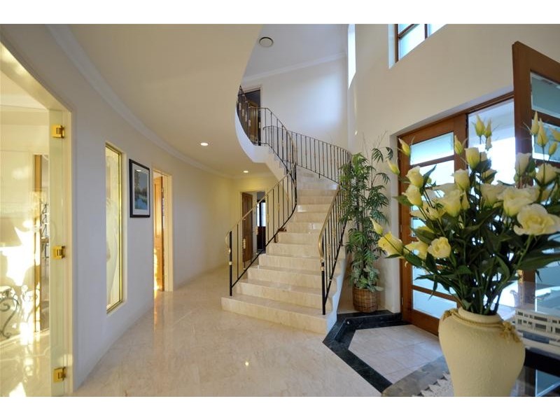 15 Karabella Court, Mermaid Waters QLD 4218