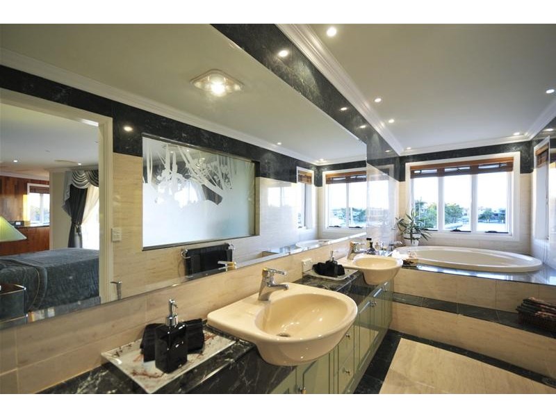 15 Karabella Court, Mermaid Waters QLD 4218