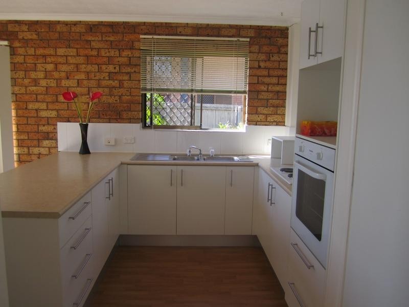 2/5 Jodie Ct, Mermaid Waters QLD 4218