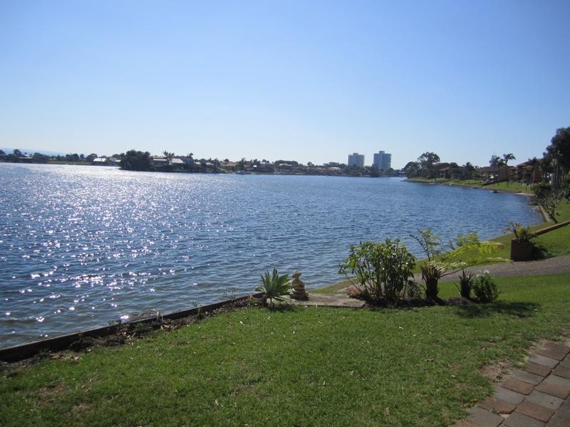 2/5 Jodie Ct, Mermaid Waters QLD 4218