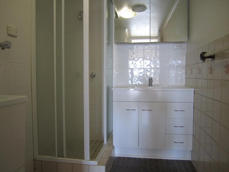 2/5 Jodie Ct, Mermaid Waters QLD 4218