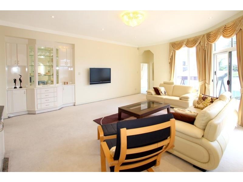 Clear Island Waters QLD 4226