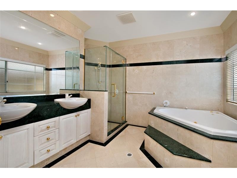 11 Staysail Crescent, Clear Island Waters QLD 4226