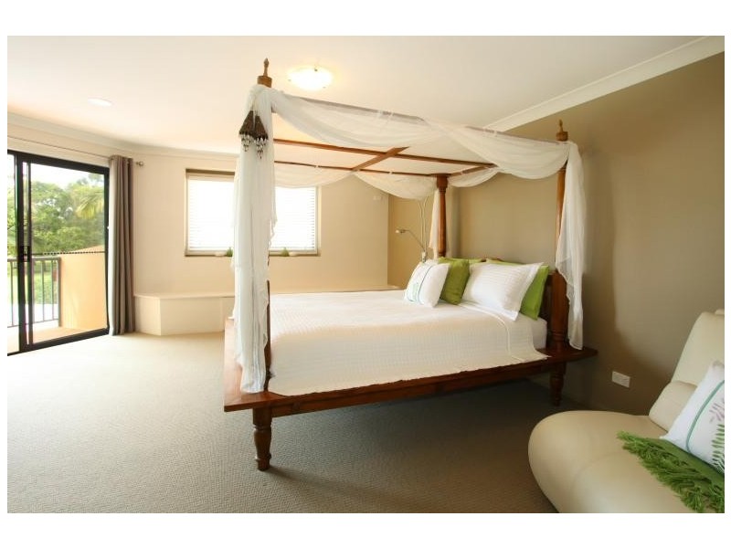 125 Santa Cruz Boulevard, Clear Island Waters QLD 4226