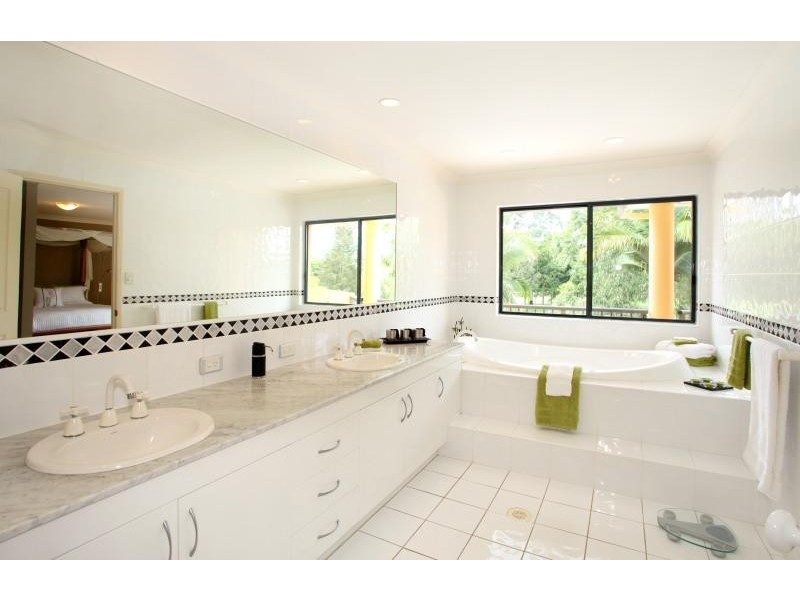 125 Santa Cruz Boulevard, Clear Island Waters QLD 4226