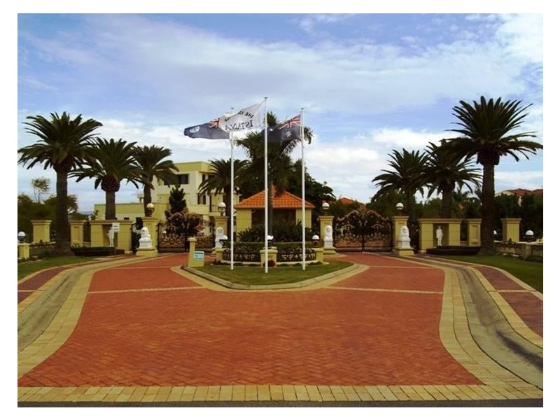 28 Istana View, Clear Island Waters QLD 4226