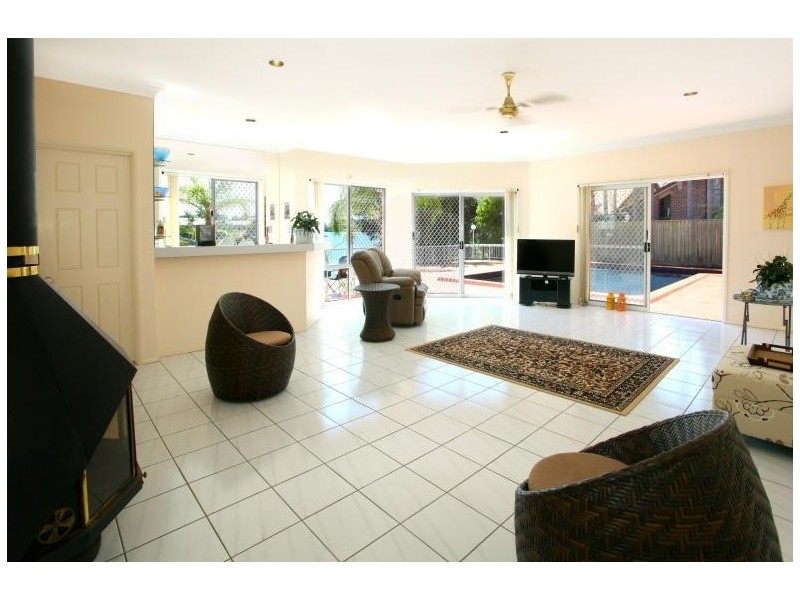 12 Wanneroo Court, Mermaid Waters QLD 4218