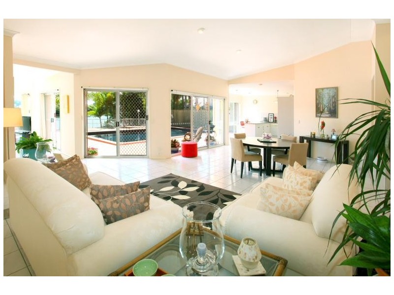 12 Wanneroo Court, Mermaid Waters QLD 4218