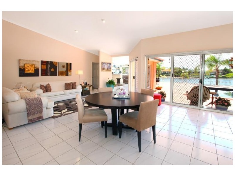 12 Wanneroo Court, Mermaid Waters QLD 4218